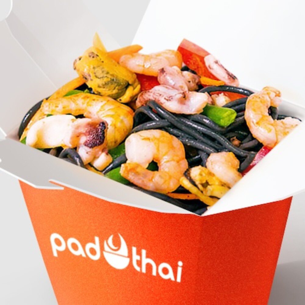 Морепродукты в кисло-сладком соусе с чернильной лапшой