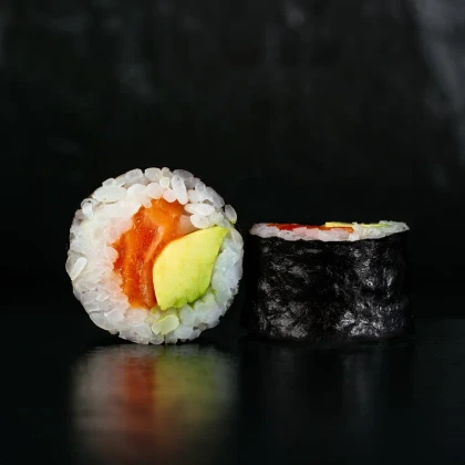 "Сяке авокадо маки"