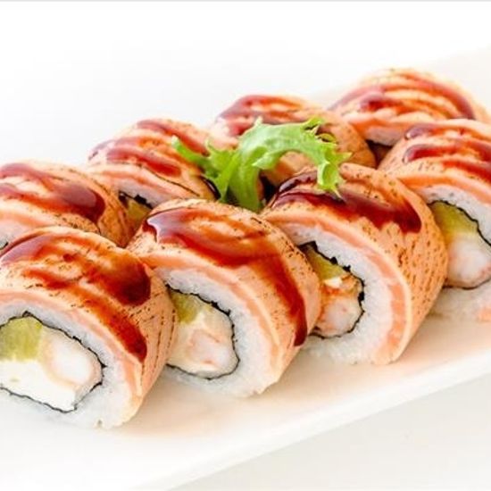 Ролл с опаленным лососем и креветкой