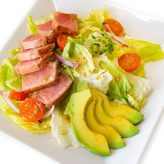 Салат с тунцом и авокадо