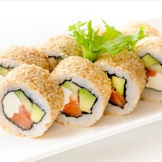Ролл с лососем в кунжуте