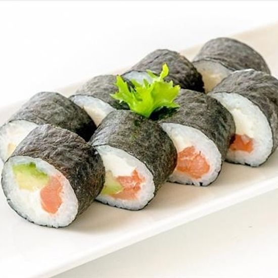 Ролл с копченой форелью и авокадо
