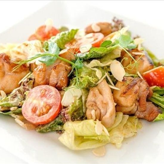 Салат с курицей и миндалем