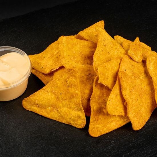 Чипсы начос с сырным соусом