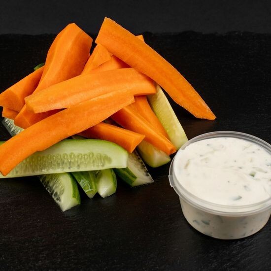 Овощные палочки с соусом дзадзики