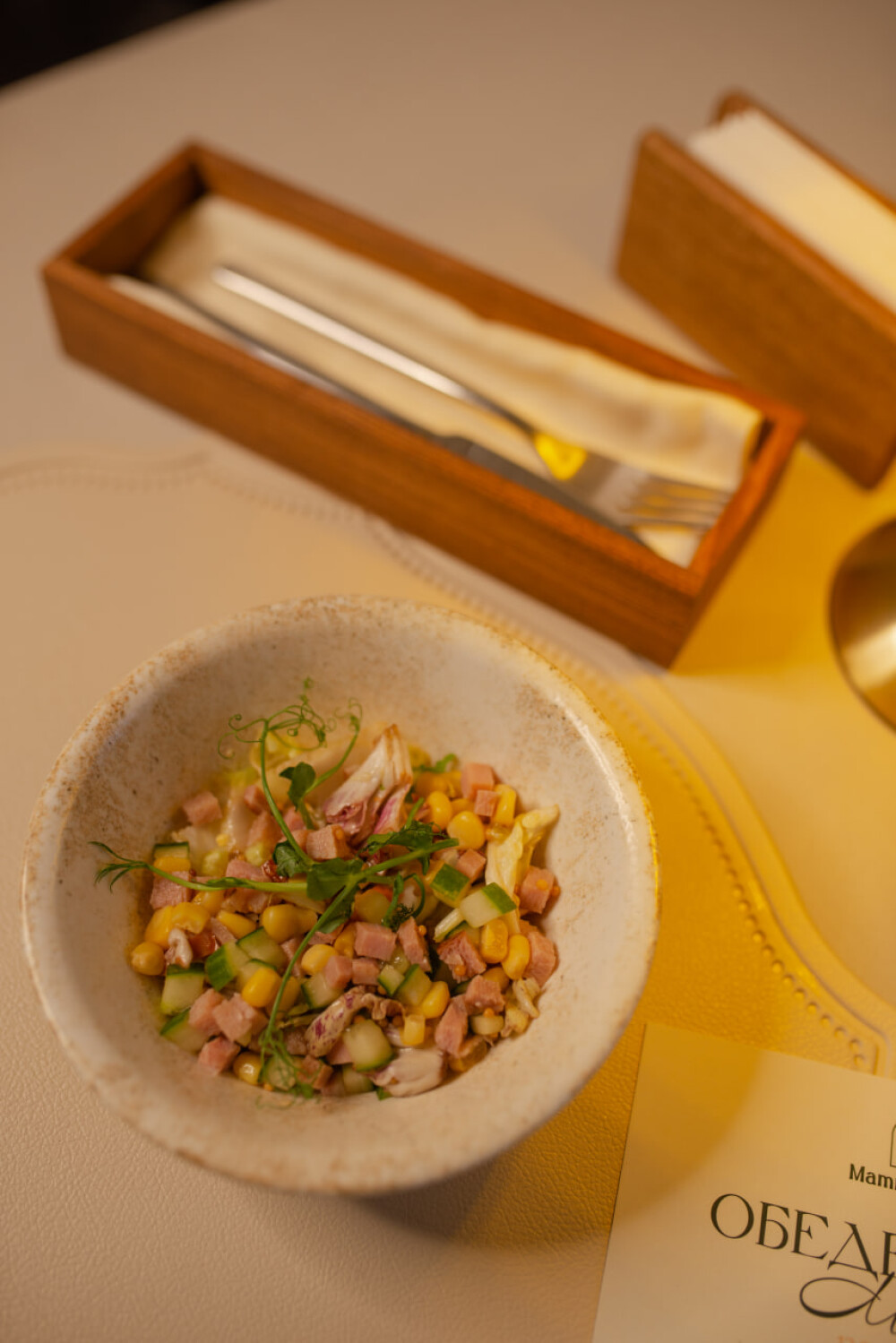 Салат с ветчиной, кукурузой и медово-горчичной заправкой