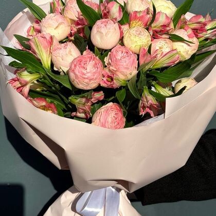 Букет с Мэнсфилд Парк и розовой альстромерией