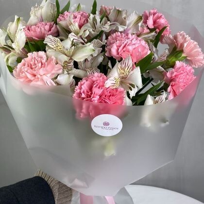 Букет из 11 розовых диантусов + 7 белых альстромерий матовый бокал