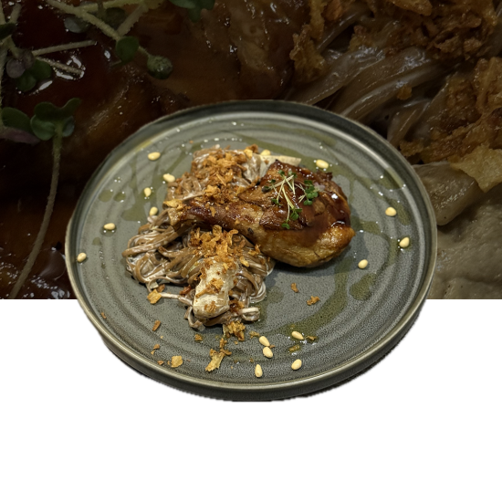 Утка конфи с гречневой лапшой и белыми грибами