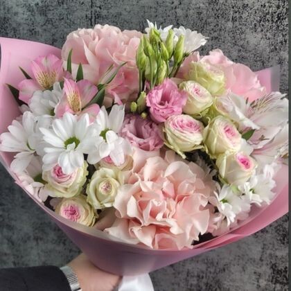 Букет 115 с французскими розами, кустовой пионовидной Джелато, ромашками и эустомой