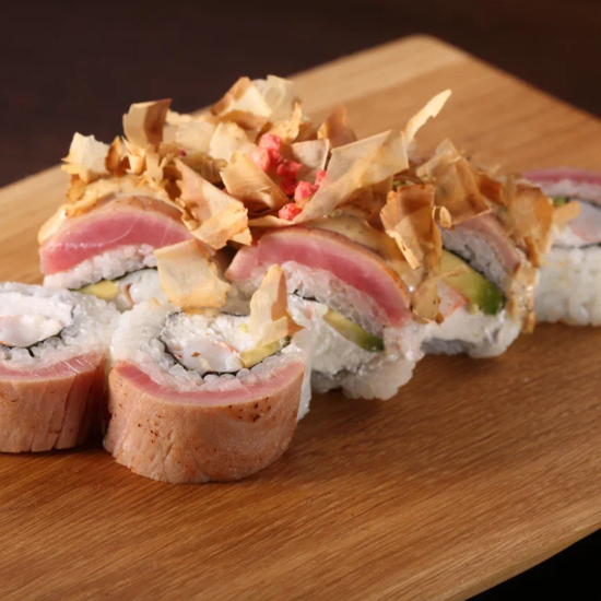 Ролл с тунцом татаки и трюфельно-устричным соусом