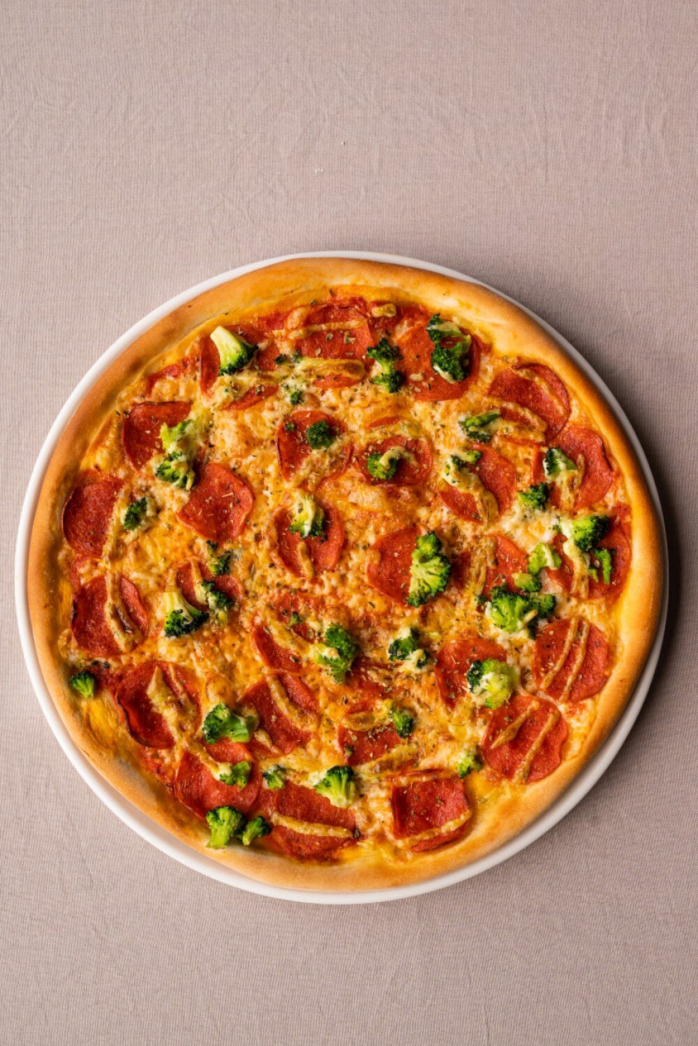 Пицца с пепперони, брокколи и сливочно-чесночным соусом