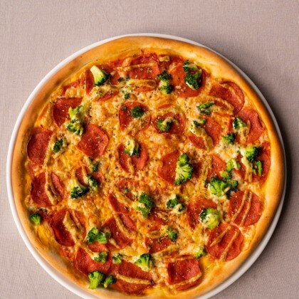 Пицца с пепперони, брокколи и сливочно-чесночным соусом