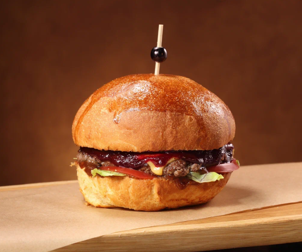 Бургер с олениной и вишневым соусом