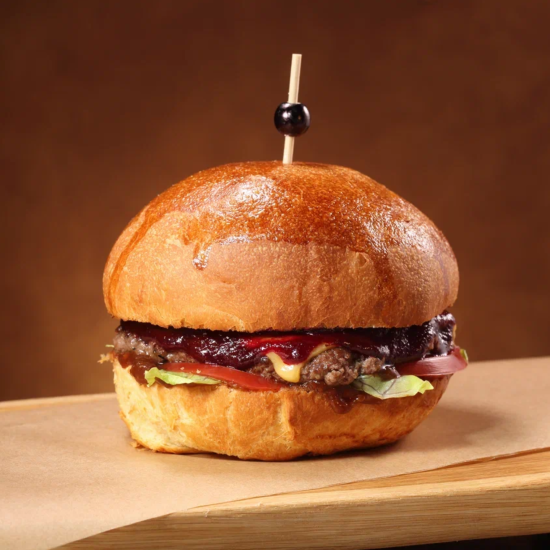 Бургер с олениной и вишневым соусом