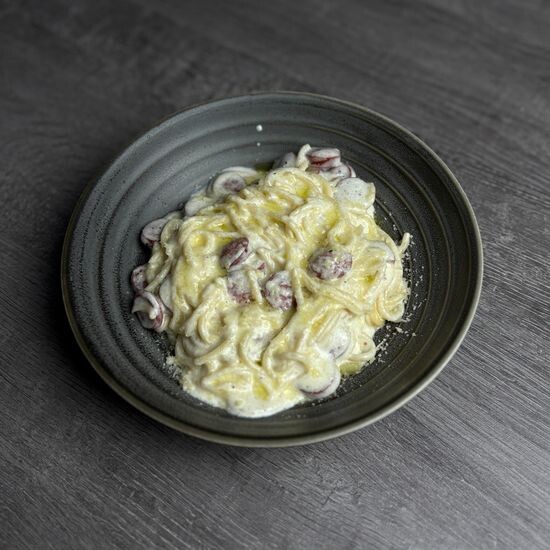 Спагетти с колбасками и соусом песто