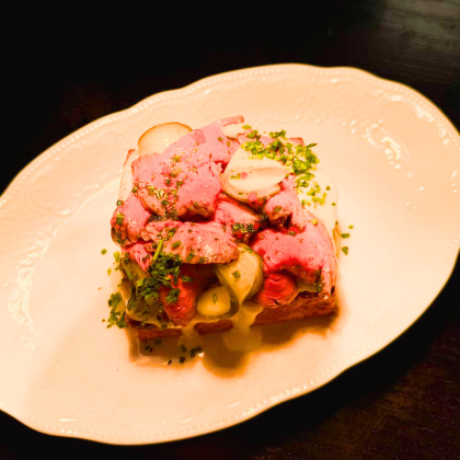 Открытый бутерброд с ростбифом и сыром бри