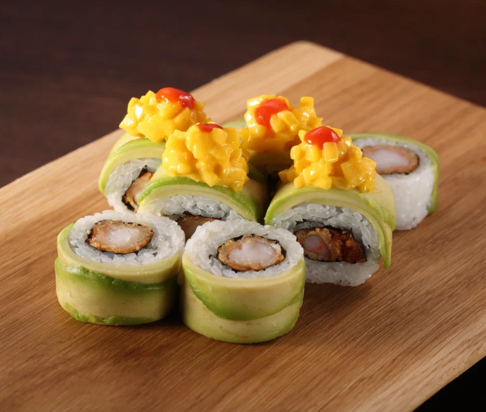 Ролл с креветкой темпура и сальсой манго