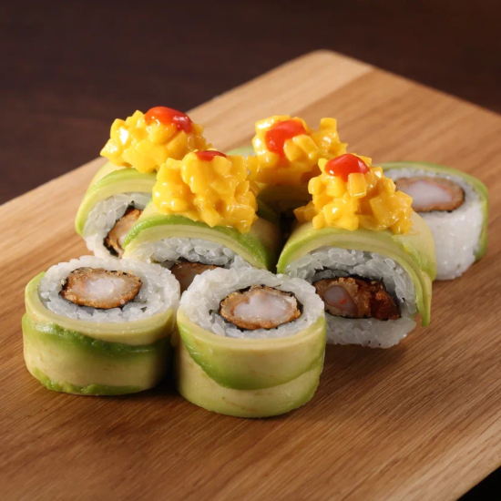 Ролл с креветкой темпура и сальсой манго