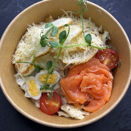 Салат «Цезарь с лососем  слабой соли и перепелиным яйцом