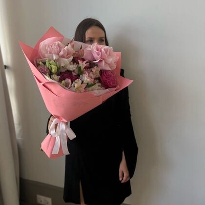 Букет 88 с французскими розами и пионовидной кантри блюз