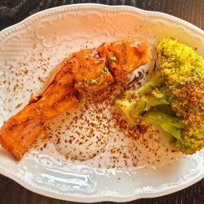 Стейк из лосося с миндалем