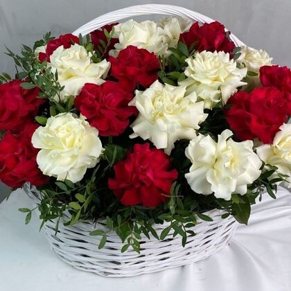 Корзина из 25 красных + белых французских с зеленью
