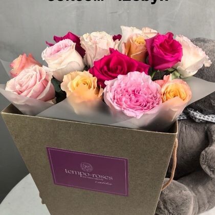 Коробка с аква боксом из 17 роз микс