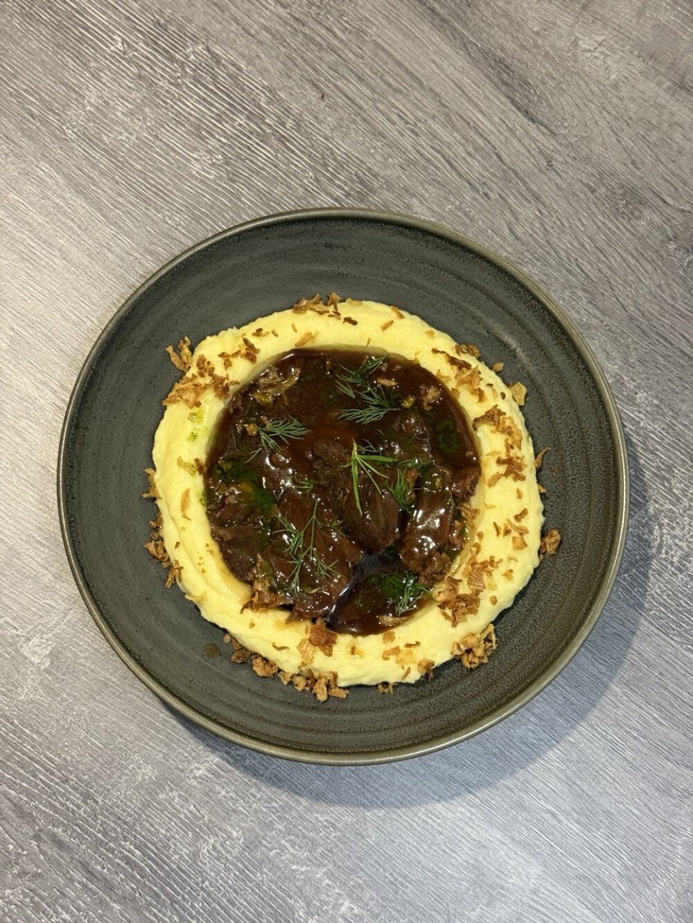 Говяжьи щечки в винном демиглясе с пюре