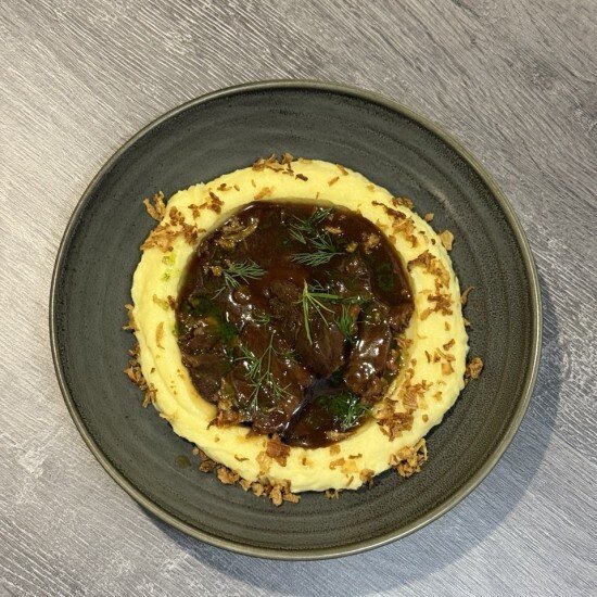 Говяжьи щечки в винном демиглясе с пюре