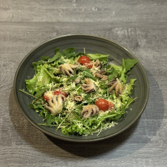 Салат с беби осминогами и соусом понзу