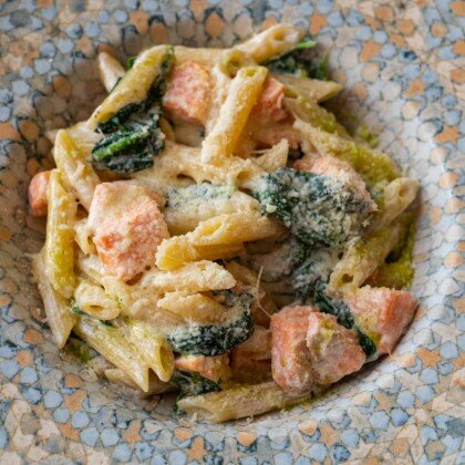 Ригатони с лососем и шпинатом