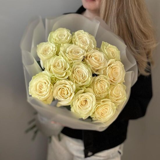 15 белых роз Эквадор 60 см в упаковке