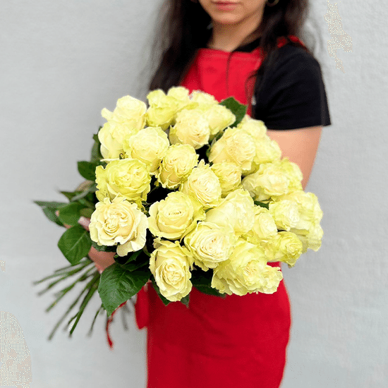 35 белых роз 60 см с лентой (э)