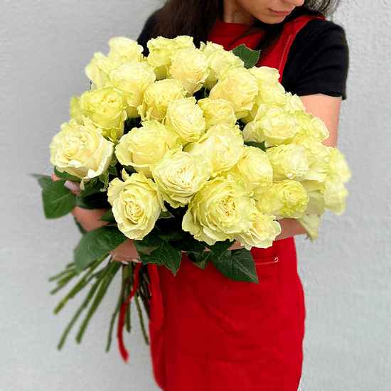 35 белых роз 70 см с лентой