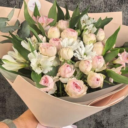 Букет 25 с кустовой розой Мэнсфилд Парк, ромашкой и альстромерией