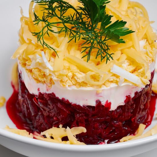 Салат Из свеклы с сыром и яйцом