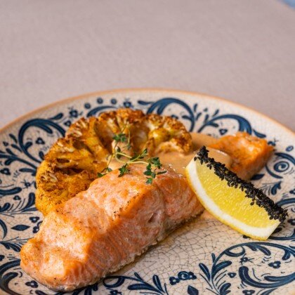 Сёмга на стейке из цветной капусты со сливочным Том Ям