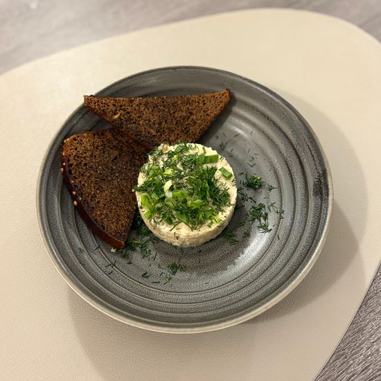 Форшмак из сельди с хлебом