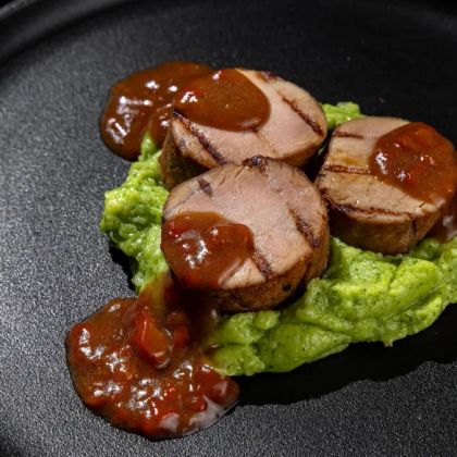 Свинина на гриле на пюре картофель-рукола