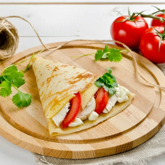 Блинчик с куриным филе и томатами