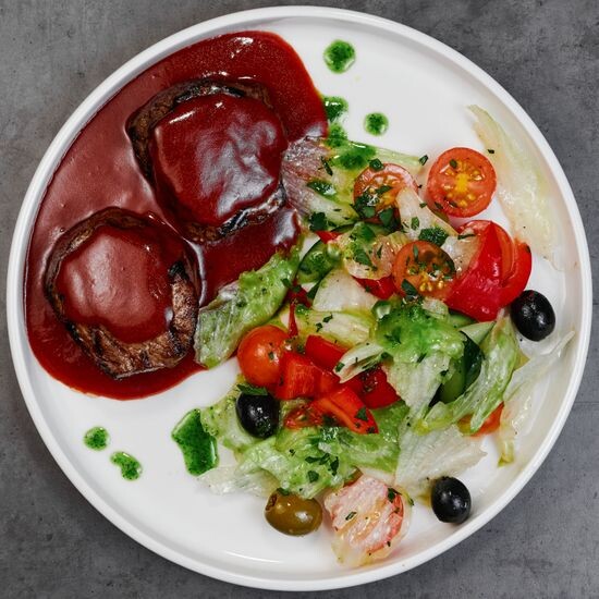 Медальон из говяжьей вырезки с винным соусом