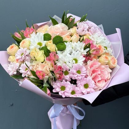 Букет 305 с французскими розами, хризантемой код Грин, Ньютон и альстромерией