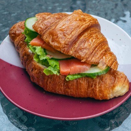 Круассан с лососем