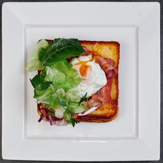 Завтрак «Французский тост с беконом, сыром и яйцом пашот»