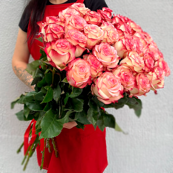 35 бело-розовых роз 60 см с лентой (э)