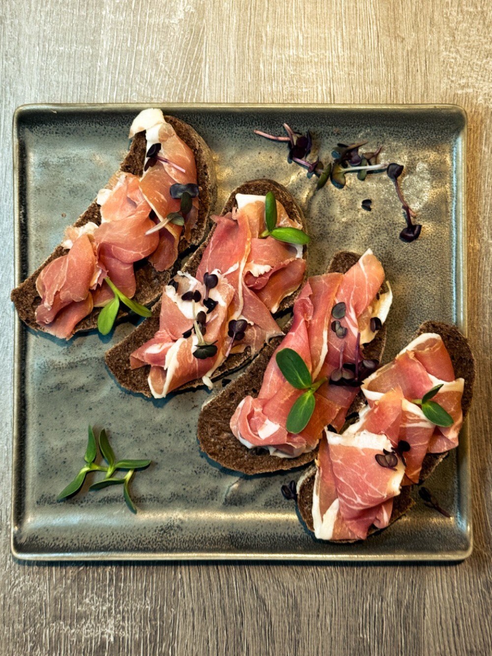 Брускетта с прашутто курдо