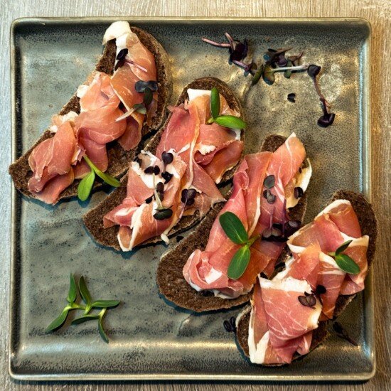 Брускетта с прашутто курдо