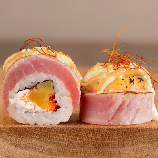 Запеченный ролл с тунцом и икрой тобика