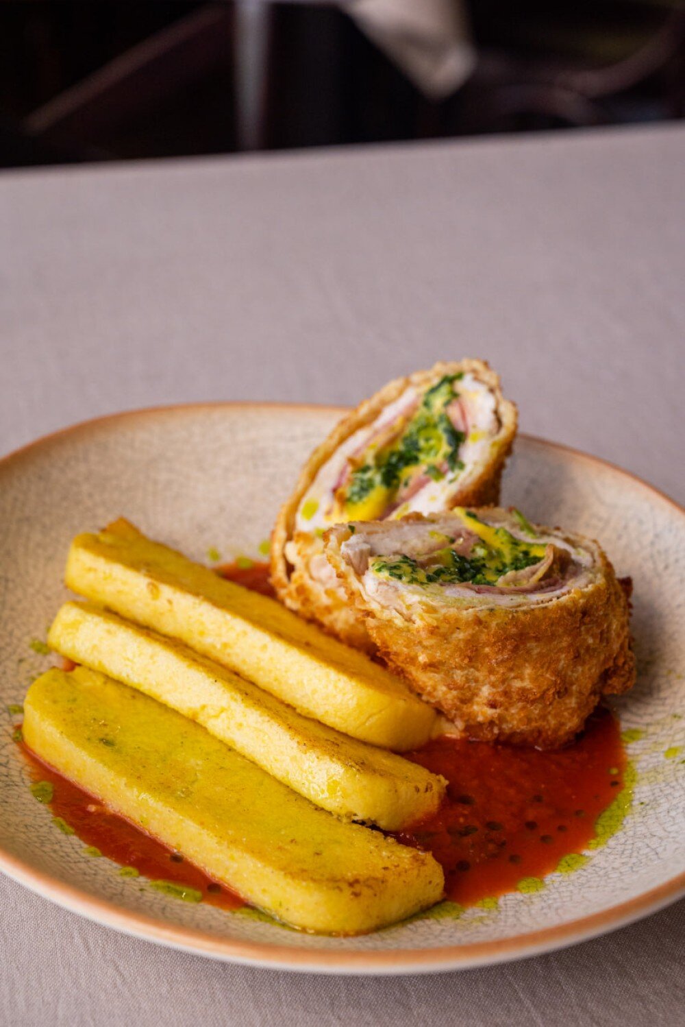 Цыплёнок Кордон блю со шпинатом, жареной полентой и соусом из томатов